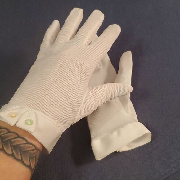 Vintage white gloves with button flip - Picture 5 of 8